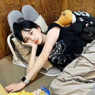 穿一只红鞋的男人海报